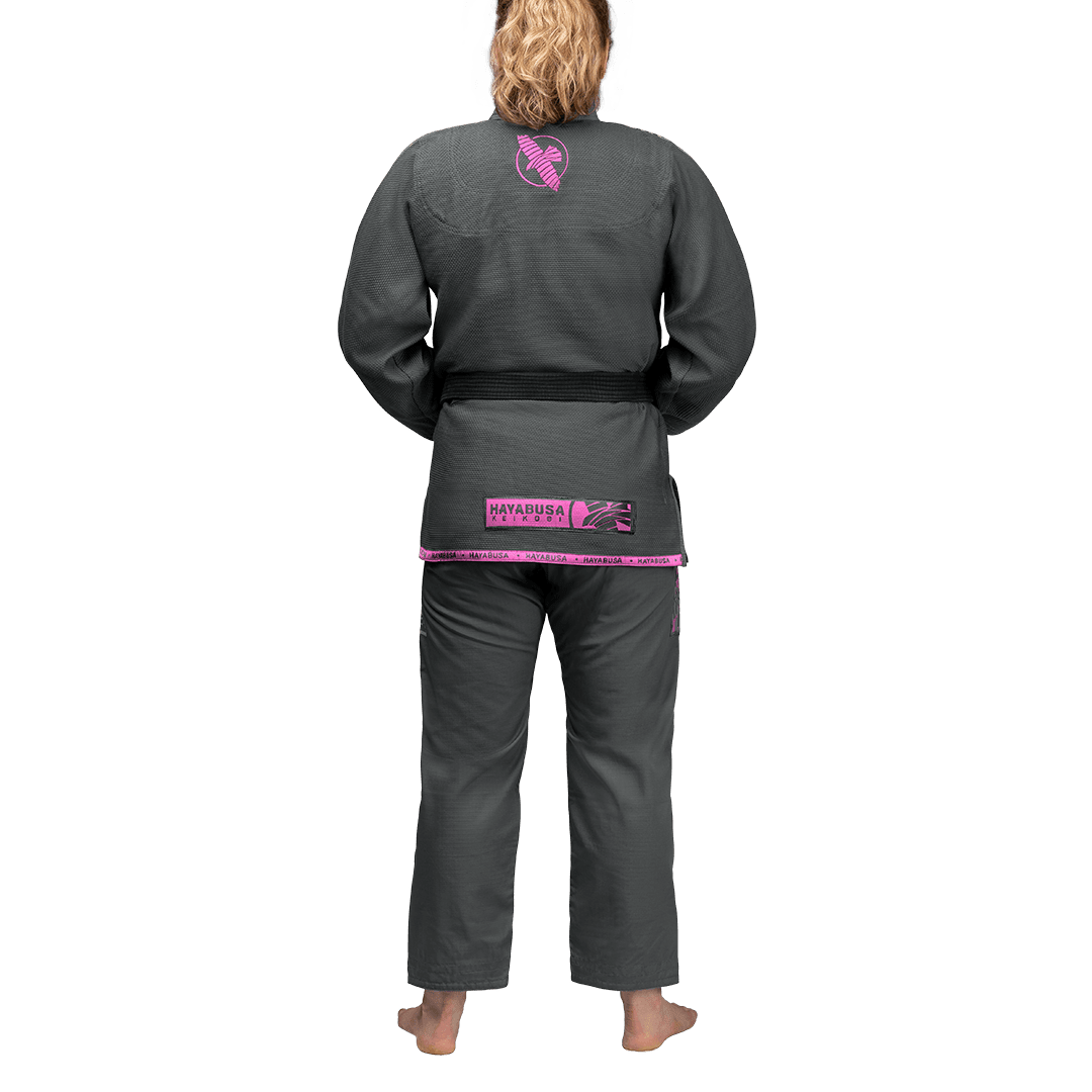 Rückansicht des grau-rosafarbenen Hayabusa Gi, ideal für Sportlerinnen und Jungen