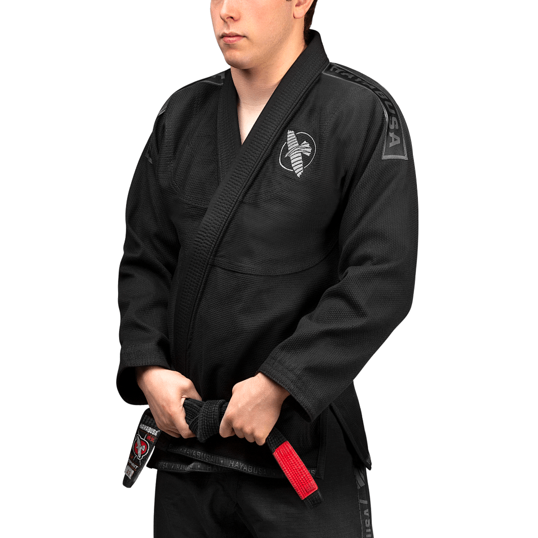 Vorderansicht des schwarzen BJJ Hayabusa Lightweight Kimono mit kontrastierender weißer Stickerei
