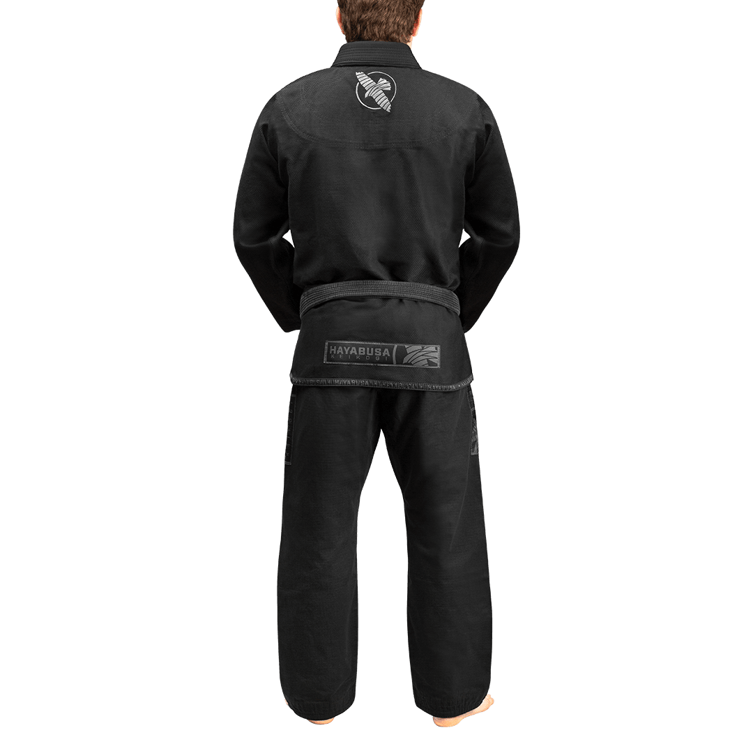 Rückansicht des schwarzen Hayabusa Gi, die den ergonomischen Schnitt hervorhebt