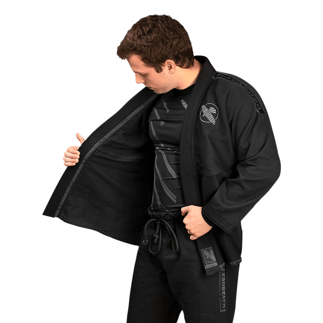 Detail der Etiketten und Innennähte des schwarzen Hayabusa-Kimonos