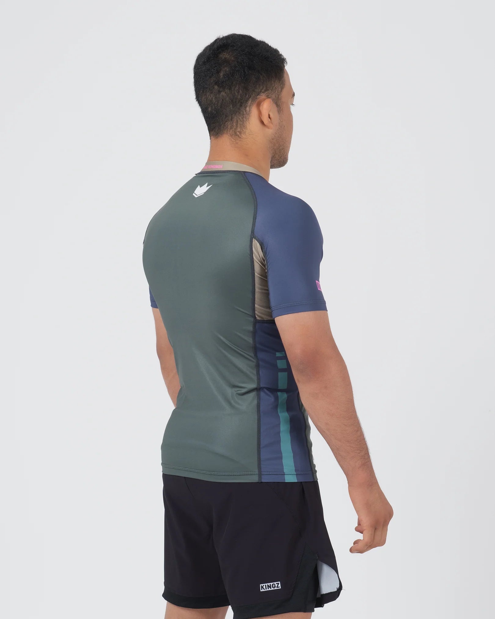 Vista posteriore della rashguard Kingz Draft con grafiche sublimate ad alta resistenza