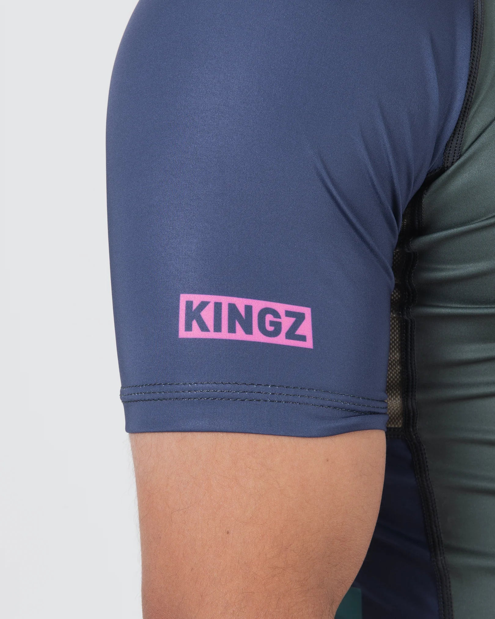 Dettaglio del tessuto tecnico in poliestere e spandex della rashguard Kingz Draft