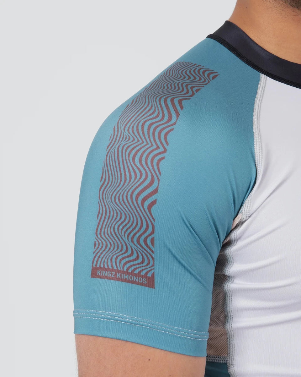 Détail de l'épaule et coutures renforcées sur le rashguard Kingz Flow bleu clair