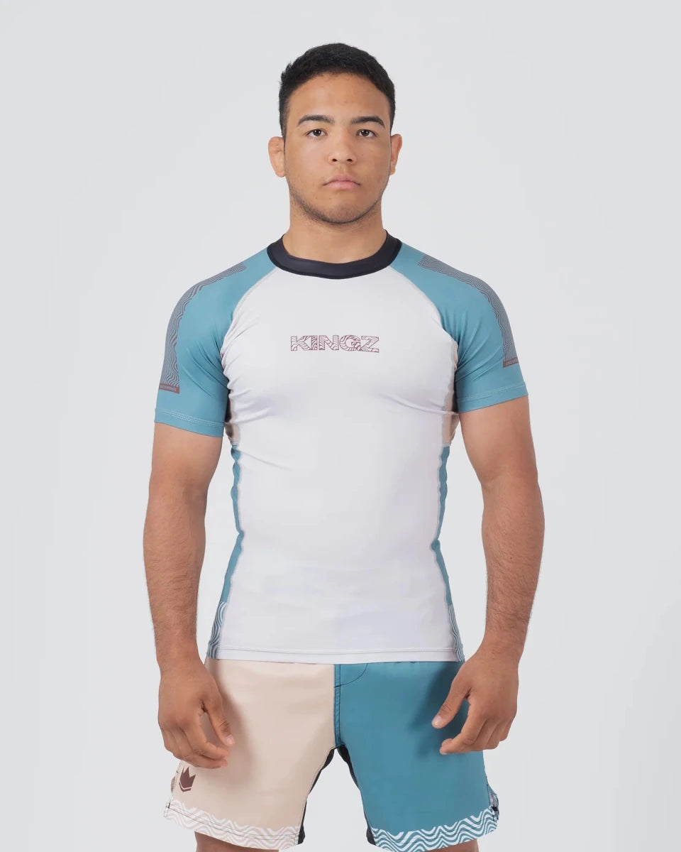 Vue de face du rashguard technique Kingz Flow bleu clair pour JJB et Grappling