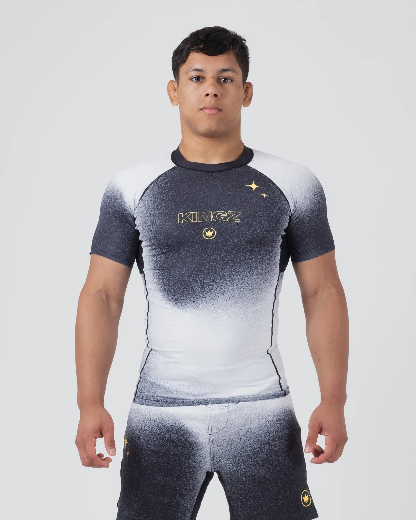 Vista frontale della rashguard Kingz Galaxy con grafiche spaziali per Jiu Jitsu e MMA