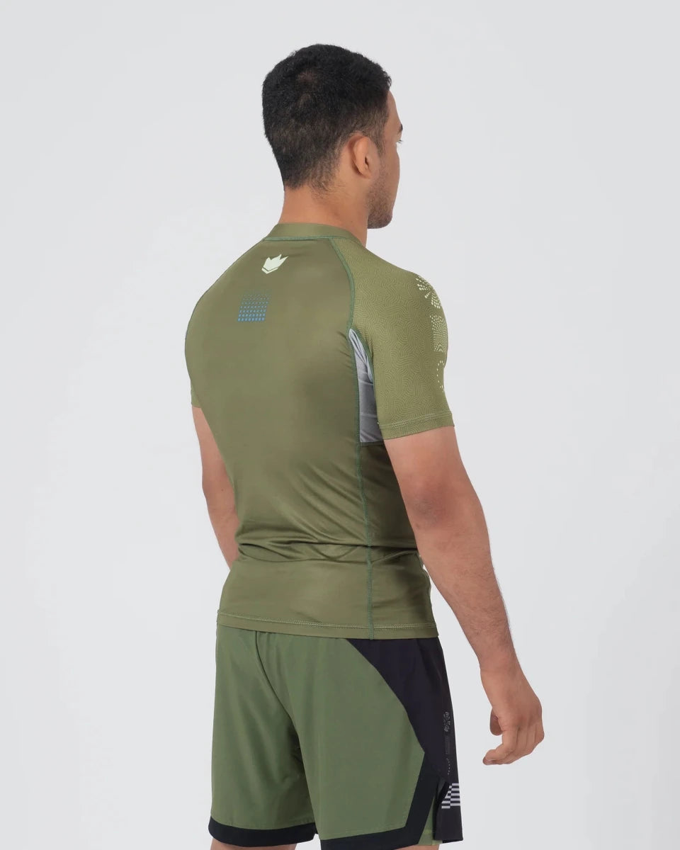 Vista traseira do rashguard Kingz Trooper com gráficos de alta definição totalmente sublimados