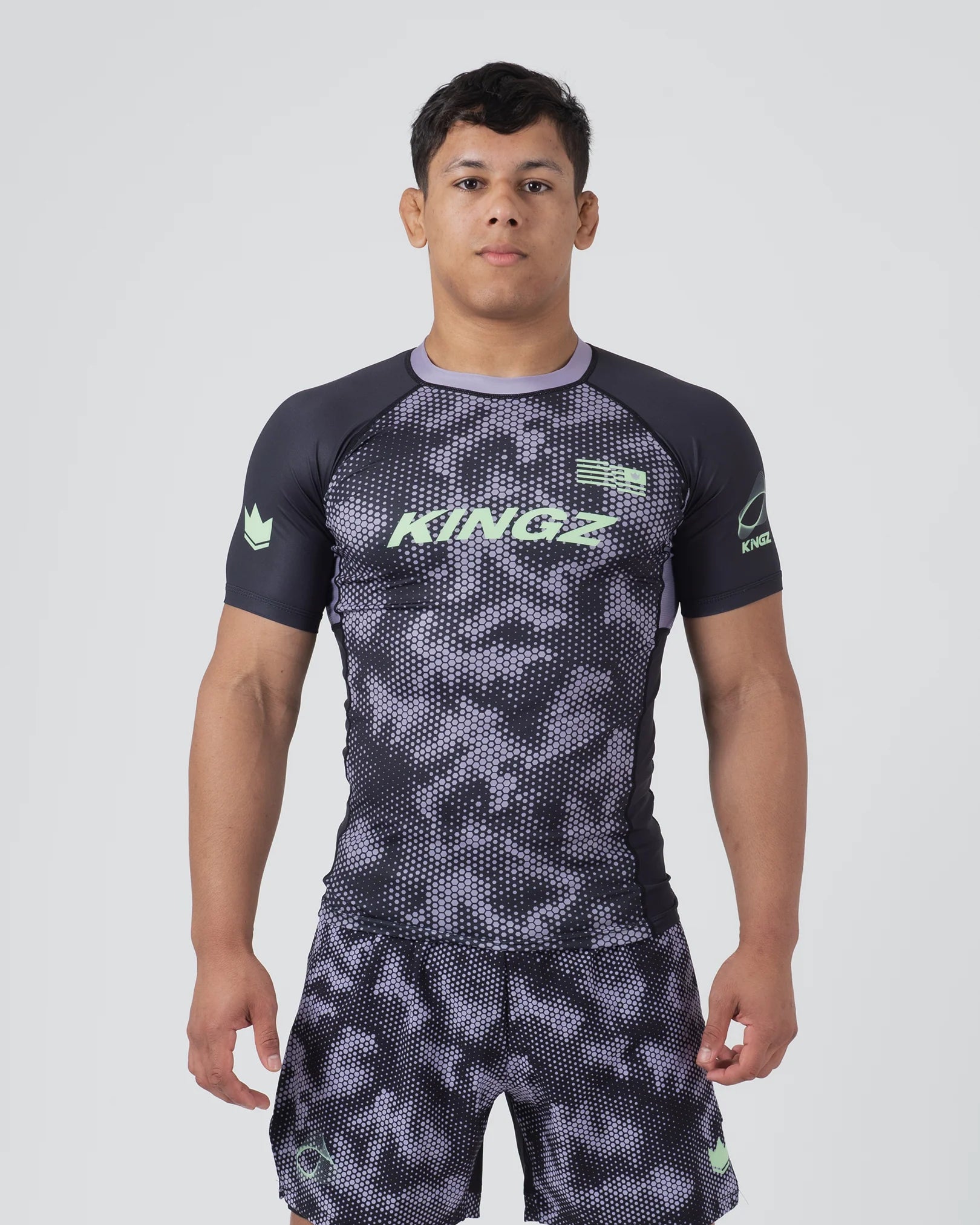 Vista frontale della rashguard tecnica Kingz Viper per sport da combattimento e No-Gi