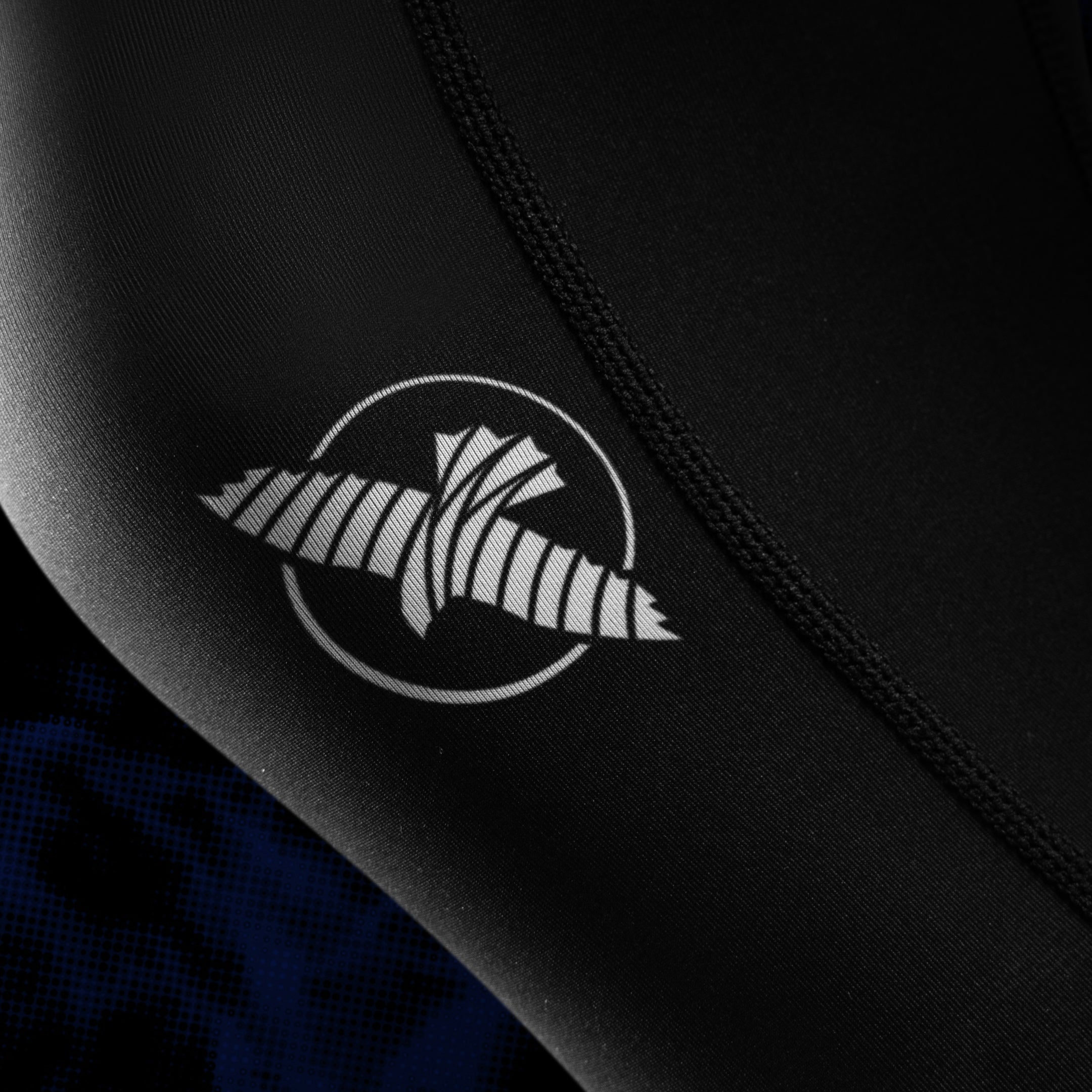 Dettaglio ravvicinato della scritta UFC stampata sulla gamba dei leggings donna BJJ neri e blu