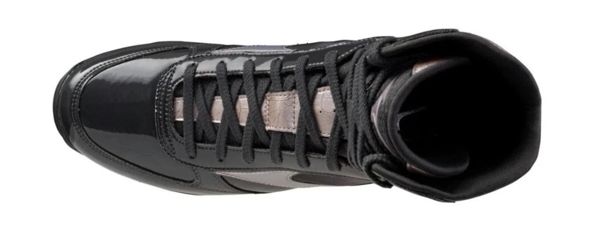 Material- und Nahtdetails des schwarzen Mizuno Wave Monster.