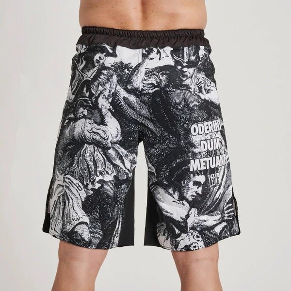 Vista traseira completa do Shorts MMA Arame Farpado LEONE x IUTER, mostrando a continuação da estampa gráfica e as costas da faixa preta.