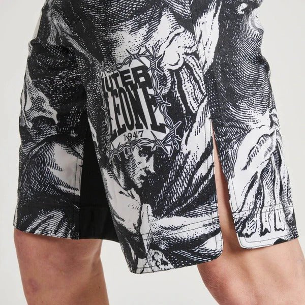Close em alta resolução da estampa gráfica "La Divina Combattente" em estilo gravado dos shorts LEONE x IUTER, revelando os rostos e o penteado mitológico.