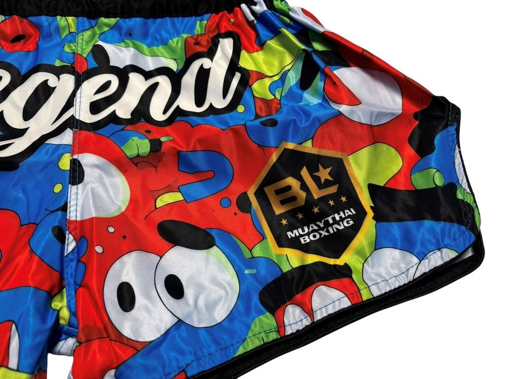 Detail der farbenfrohen Pop-Art-Grafiken auf den Kickbox-Shorts für Kinder.