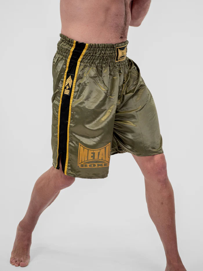Dettaglio del tessuto in raso e delle finiture dorate dei pantaloncini Metal Boxe Pro Line verde