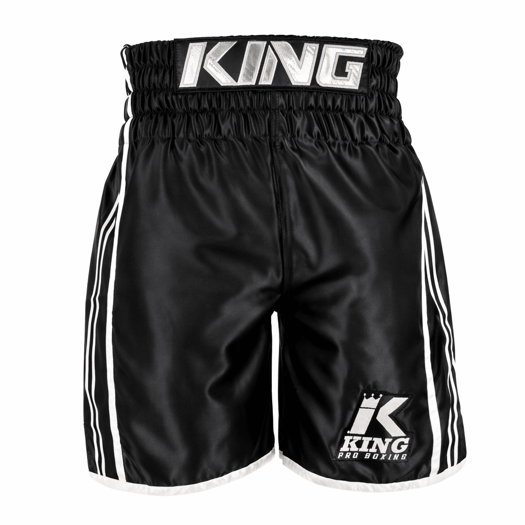King Pro Boxing XK Series zwarte premium satijnen boksshort met geborduurd logo op de tailleband.