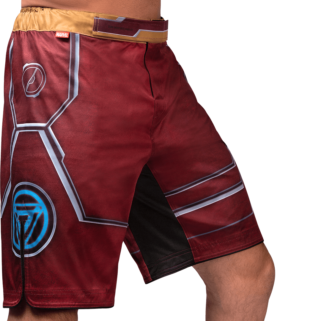 Vue de face du short de combat Hayabusa Marvel Iron Man, motif toile d'araignée rouge