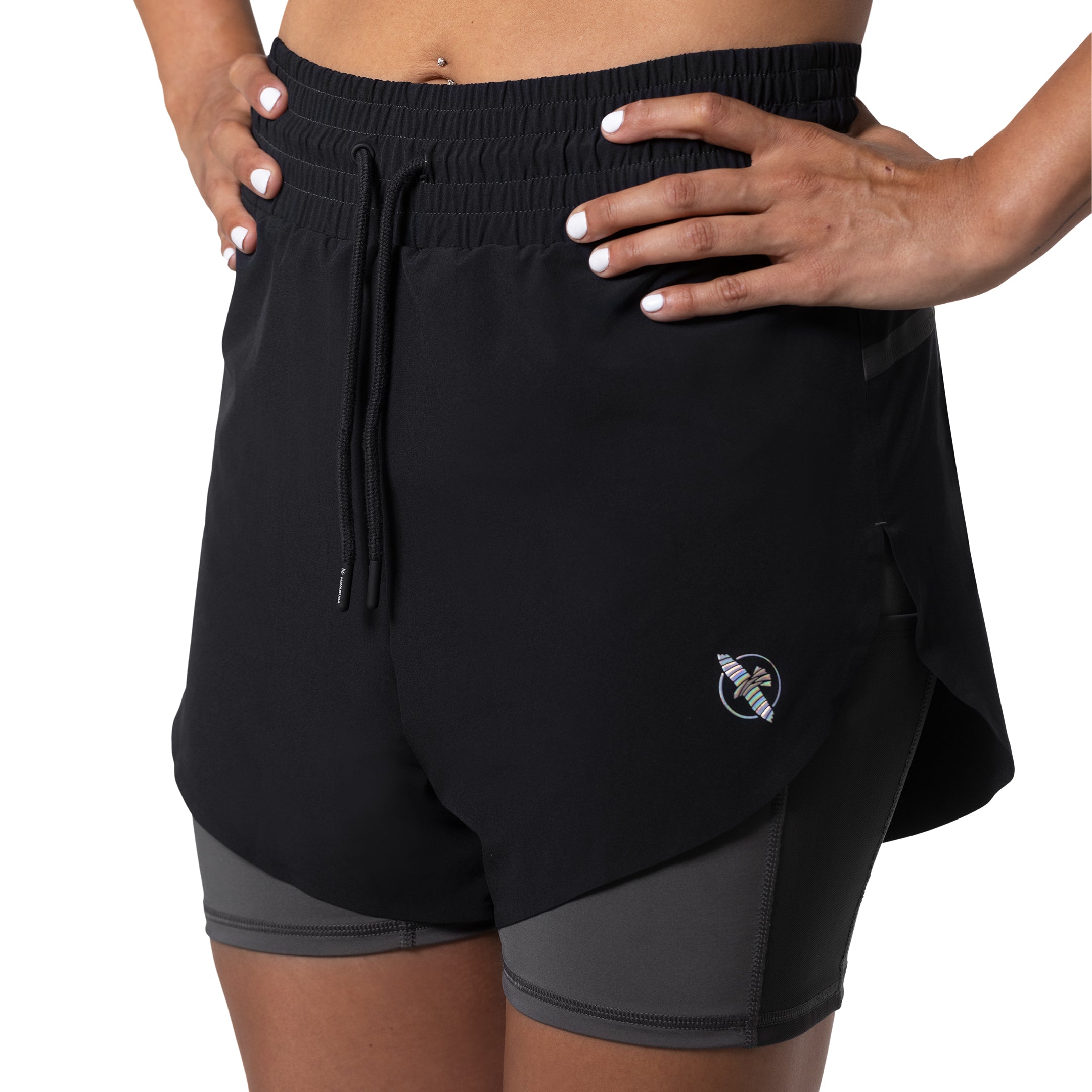 Vista frontale dei pantaloncini doppio strato donna Hayabusa Mid Rise neri con logo sulla gamba