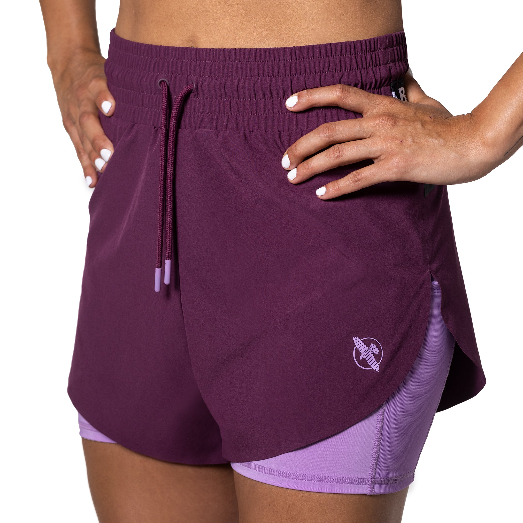 Vista frontale dei pantaloncini doppio strato donna Hayabusa color vinaccia con logo