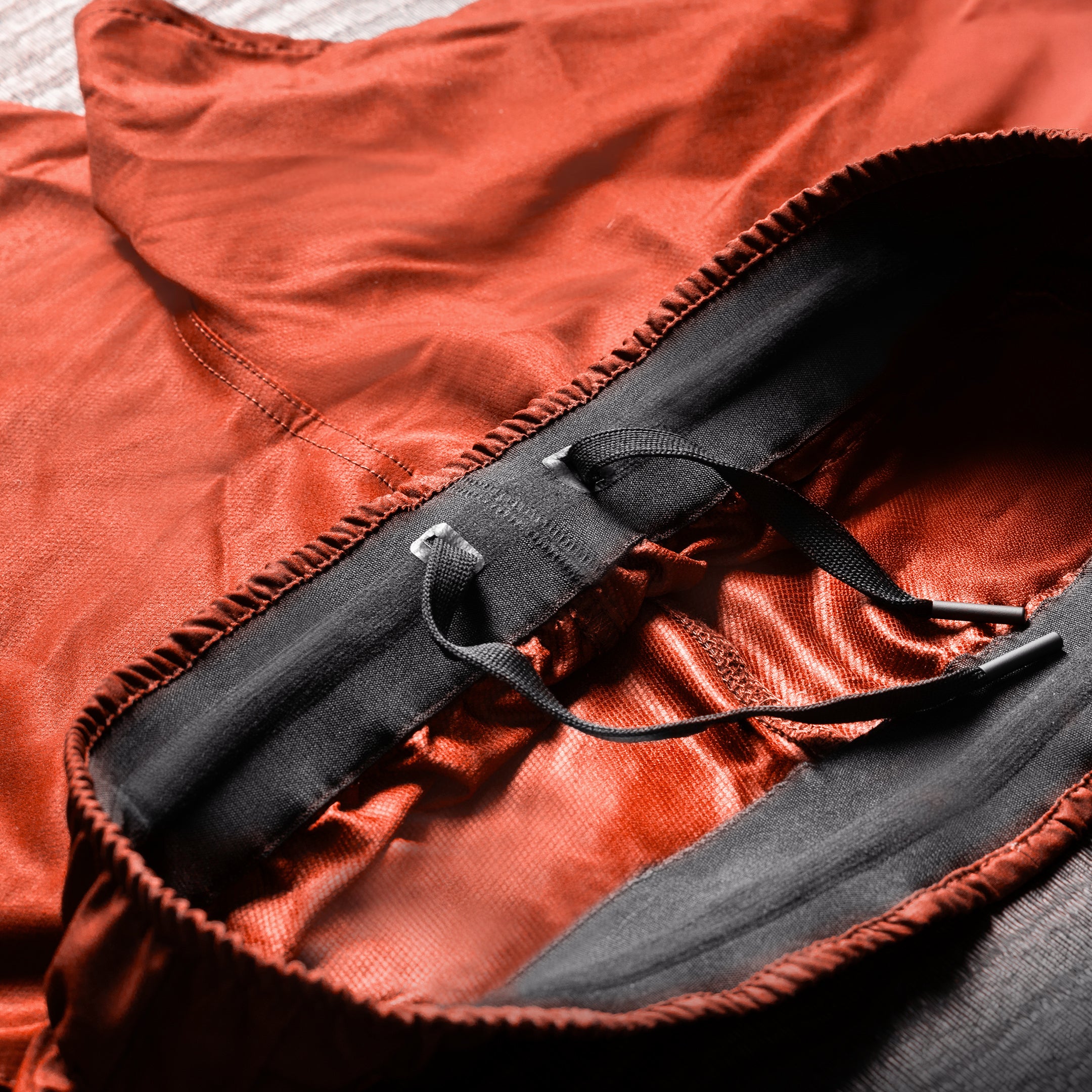 Vista ravvicinata della chiusura interna dei pantaloncini Hayabusa Apex arancione Sunset Coral