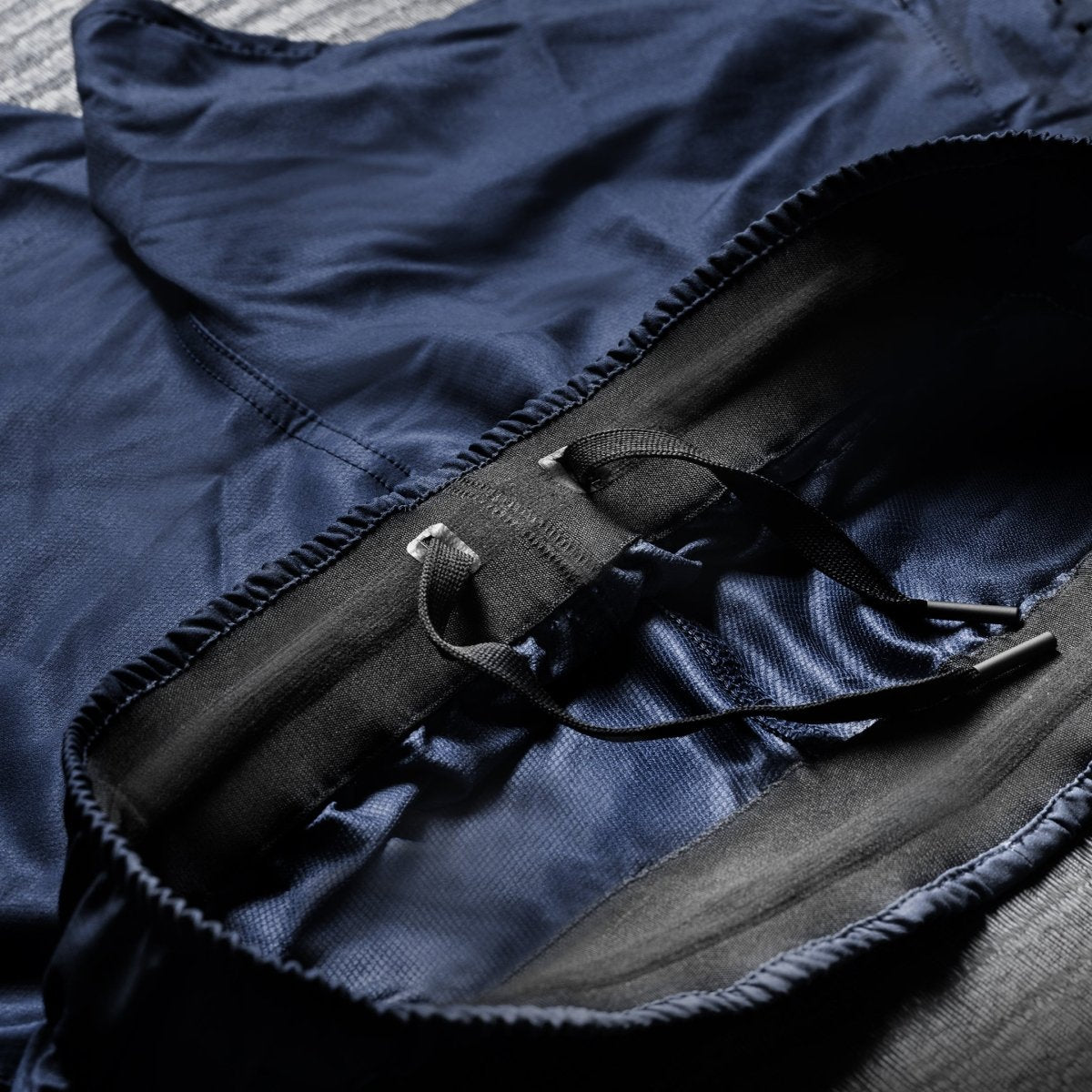 Detail der inneren flachen Spitze der blauen Hayabusa Apex-Shorts, die so gestaltet ist, dass sie nicht aufträgt