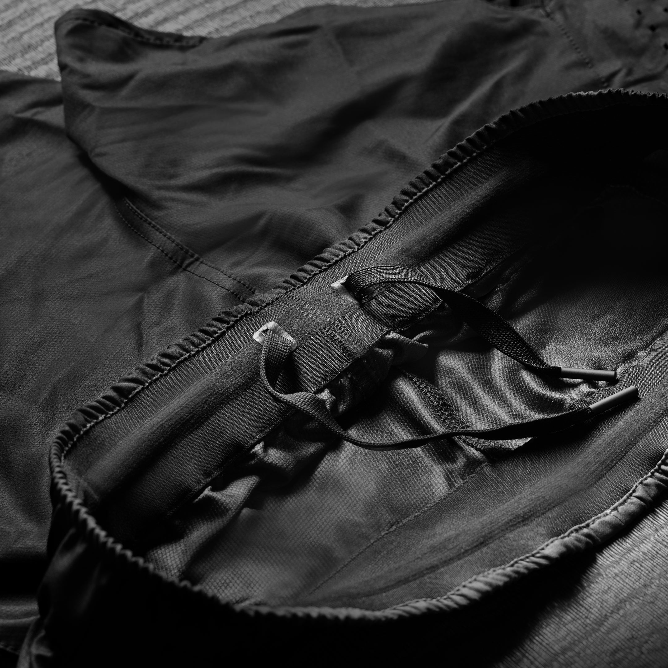 Dettaglio del girovita elastico e del laccio interno dei pantaloncini Hayabusa Apex neri per un fit personalizzato