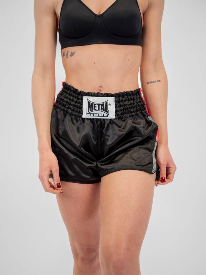 Vedere frontală pantaloni scurți negri de Kickboxing și Muay Thai Metal Boxe Kick Pro purtați de femei