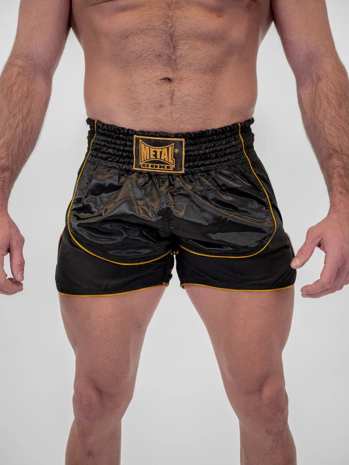 Vedere frontală Pantaloni scurți de kickboxing pentru bărbați Metal Boxing Siam auriu negru