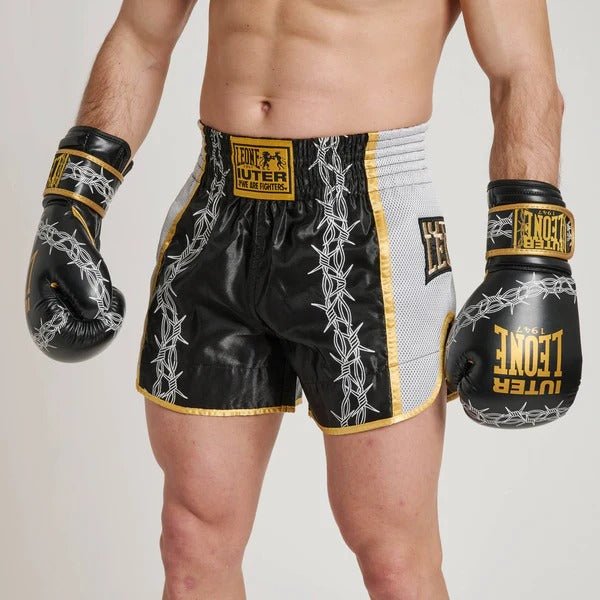 Shorts LEONE x IUTER usados com luvas coordenadas da coleção Barbed Wire