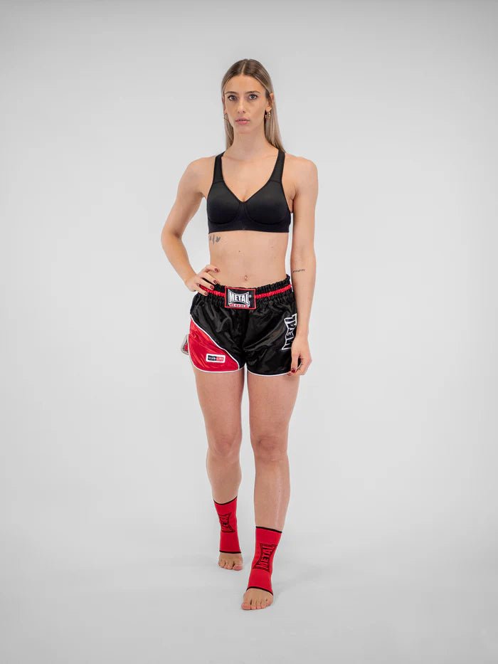 celana pendek-kickboxing-muay-thai-metal-boxe-club-line-hitam-merah-wanita-sisi-detail