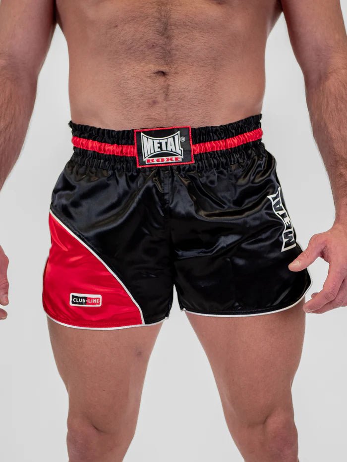 Tampak depan celana pendek Kickboxing dan Muay Thai Metal Boxe Club Line berwarna hitam merah yang dikenakan oleh pria