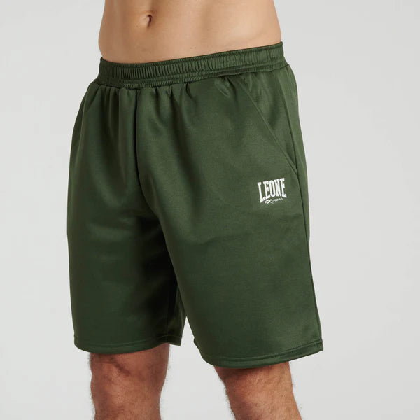 Vista frontale dei pantaloncini sportivi Leone 1947 Logo Cool Touch in variante verde