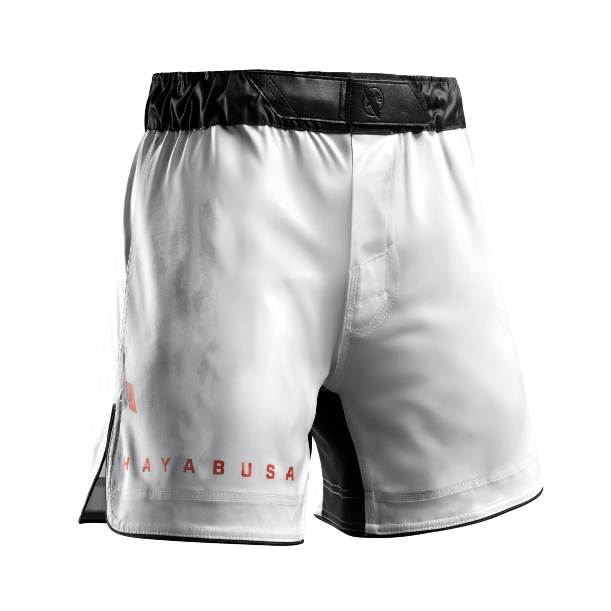Vorderansicht der weißen Hayabusa Apex 3/4 MMA-Shorts, breite Seitenschlitze für Bewegungsfreiheit
