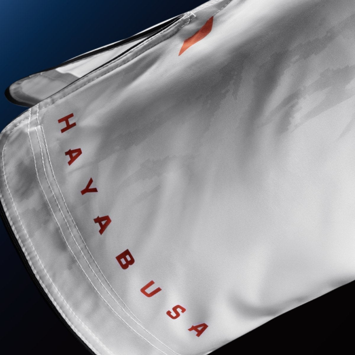Detail des Hayabusa-Schriftzugs auf dem Bein der weißen Shorts für MMA und Grappling