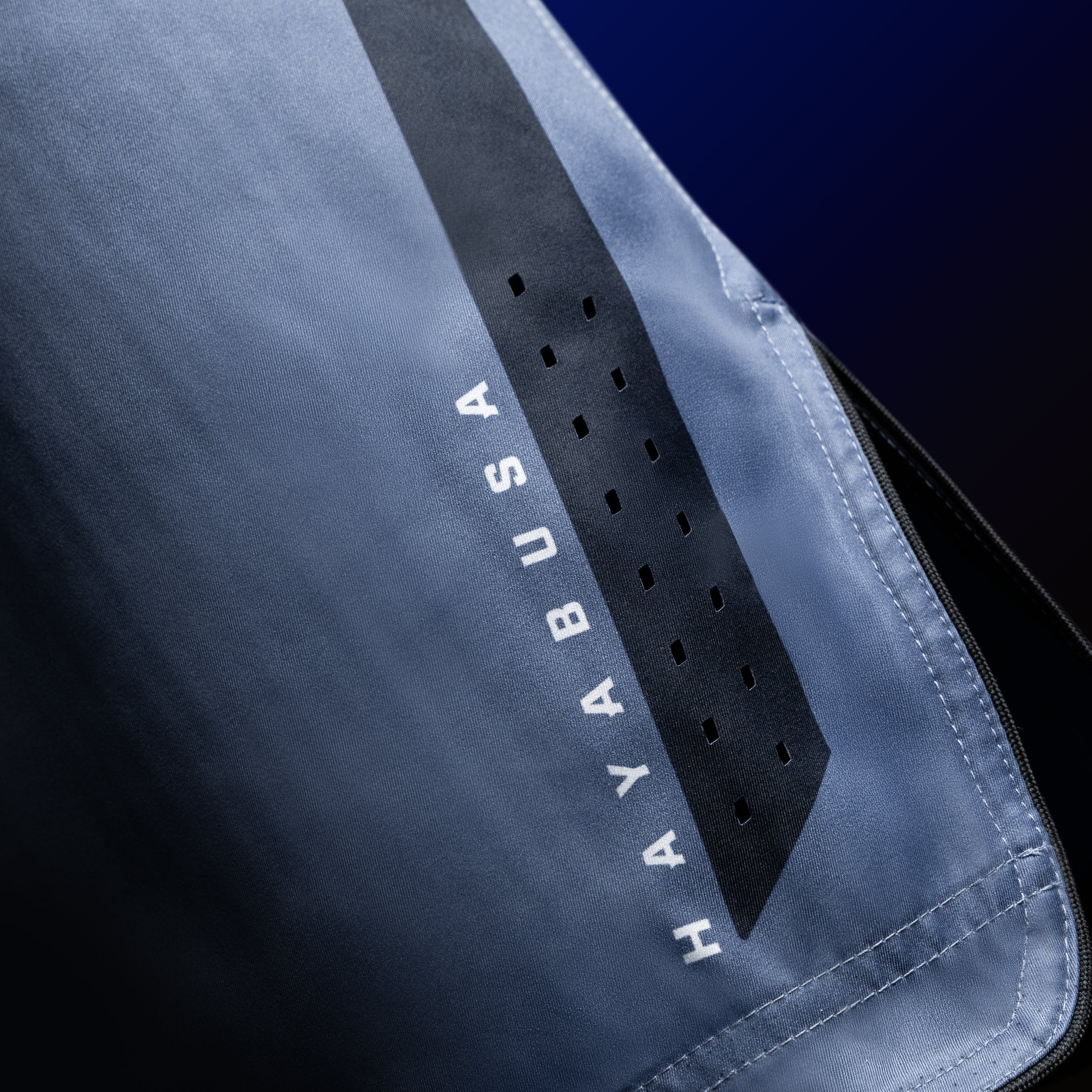 Primo piano della scritta Hayabusa sulla gamba dei pantaloncini da combattimento blu a 3/4