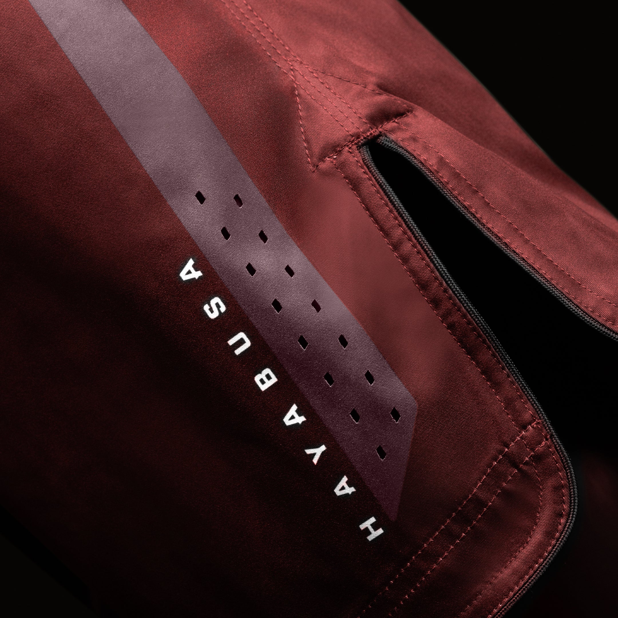 Particolare del logo Hayabusa stampato sulla gamba dei pantaloncini bjj rossi a 3/4