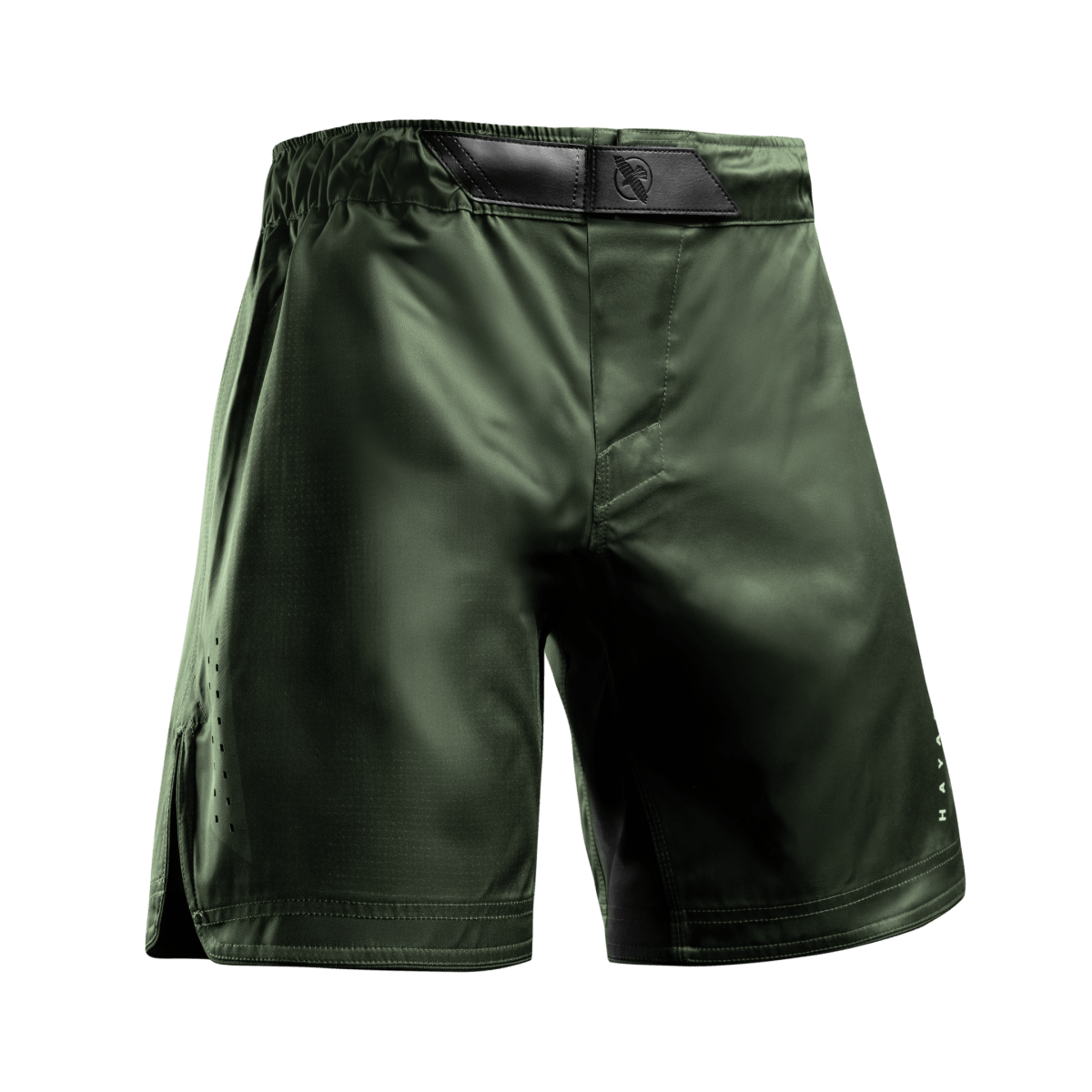 Vorderansicht der grünen Hayabusa Core 3/4 Thigh MMA-Shorts, uneingeschränkte Bewegungsfreiheit beim Grappling