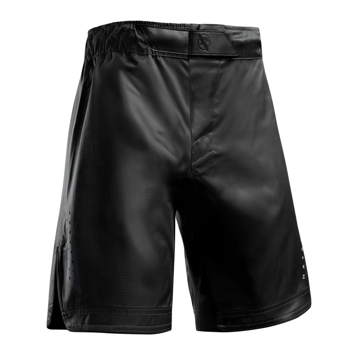 Vue de face du short MMA noir Hayabusa Core sur toute la longueur avec fermeture emboîtable et cordons de serrage.
