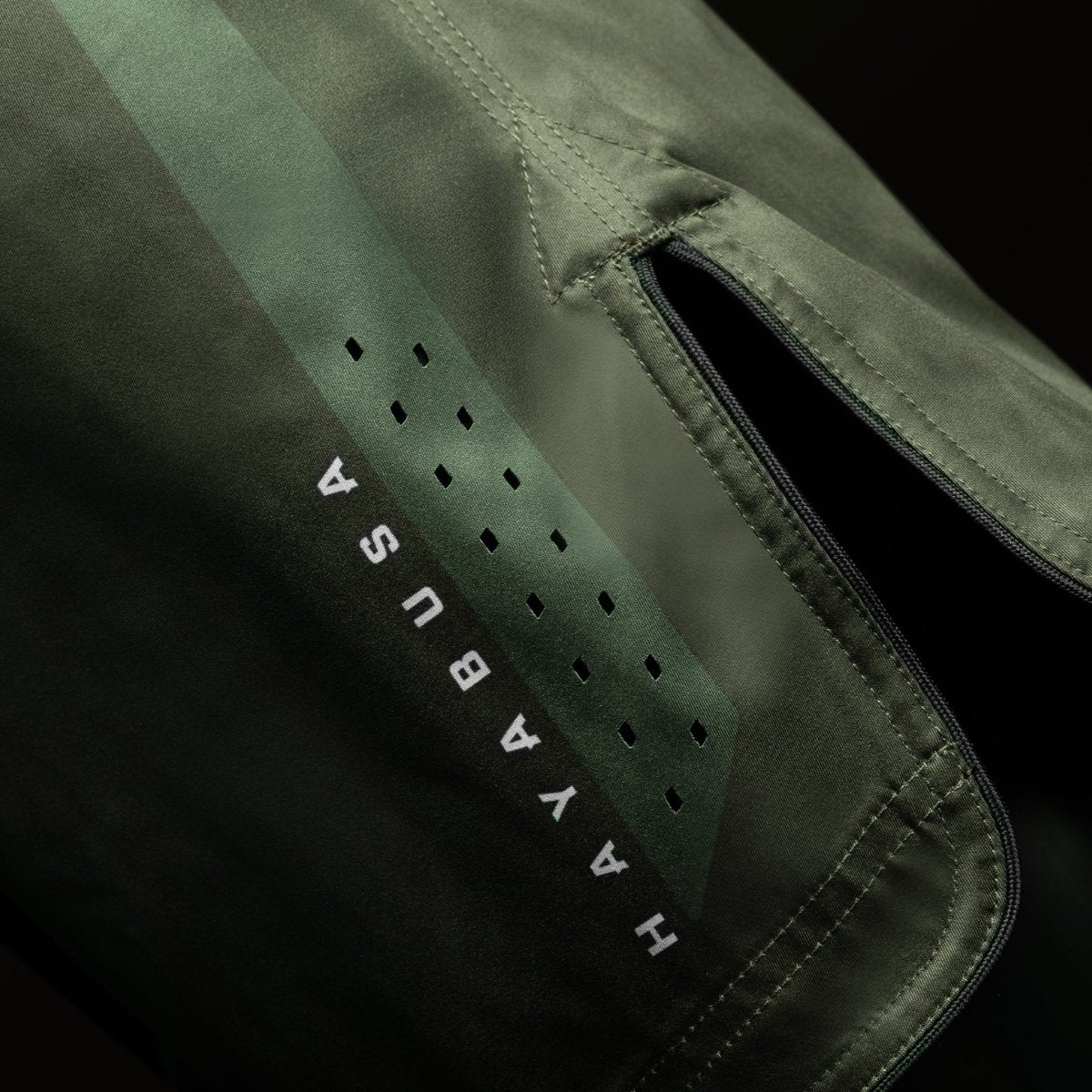 Seitenansicht der grünen Hayabusa Core Full-Length MMA Shorts, Detail der durchgehenden Passform
