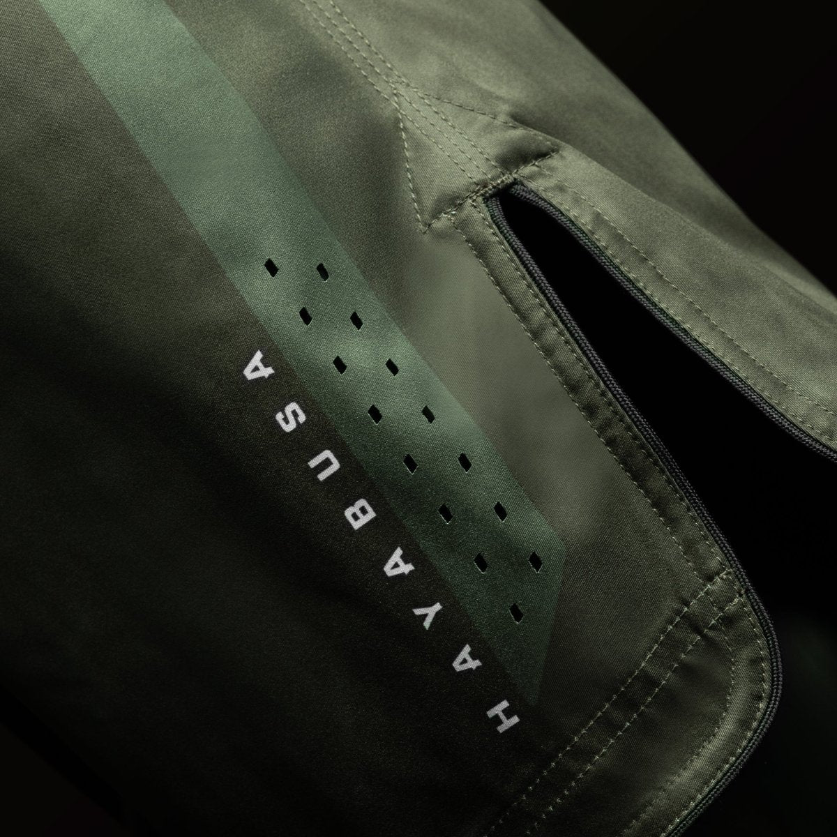 Vue latérale du short vert Hayabusa Core Mid-Thigh MMA, mettant en évidence les fentes latérales pour la mobilité