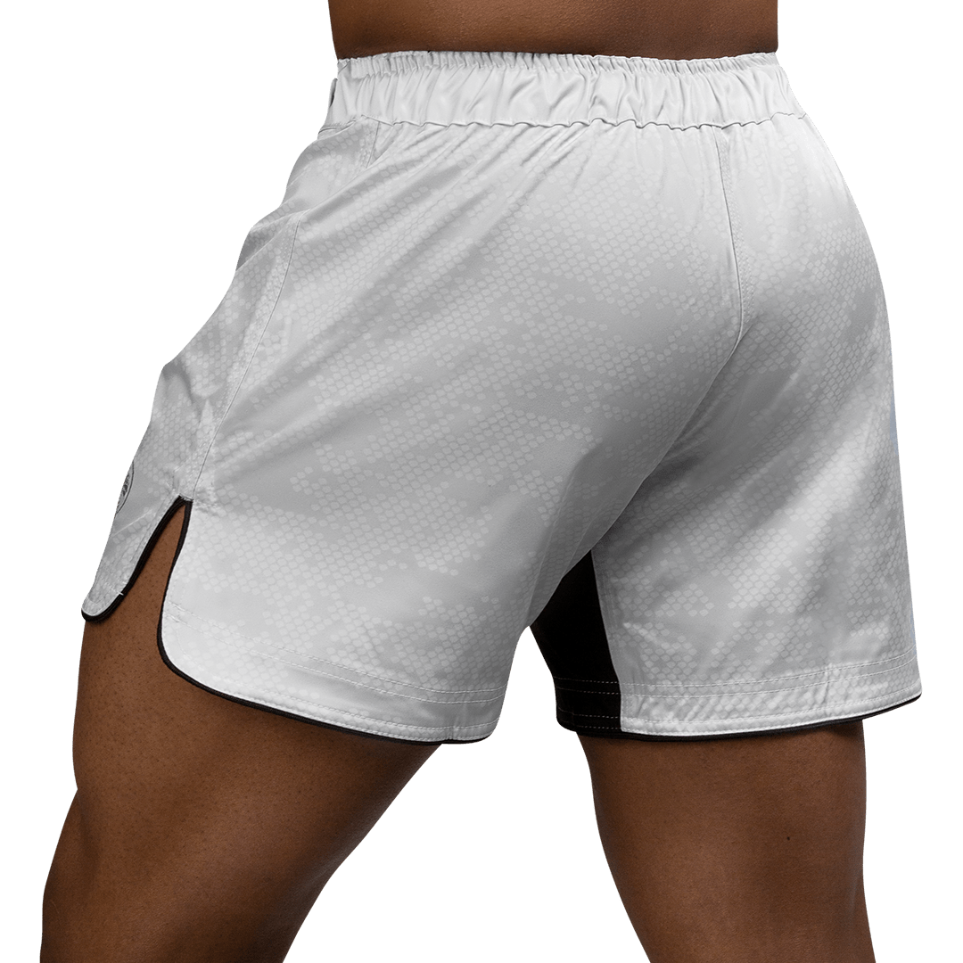Rückansicht der weißen Hayabusa Hex MMA-Shorts, ideal zum Schlagen und Grappling