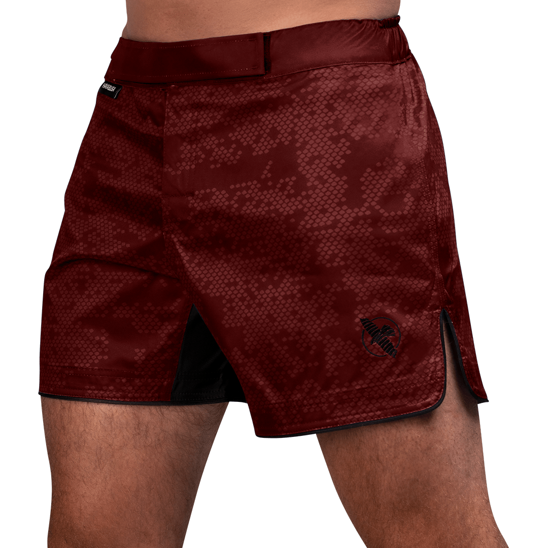 Vorderansicht der burgunderroten Hayabusa Hex Mid-Thigh MMA-Shorts, absolute Bewegungsfreiheit
