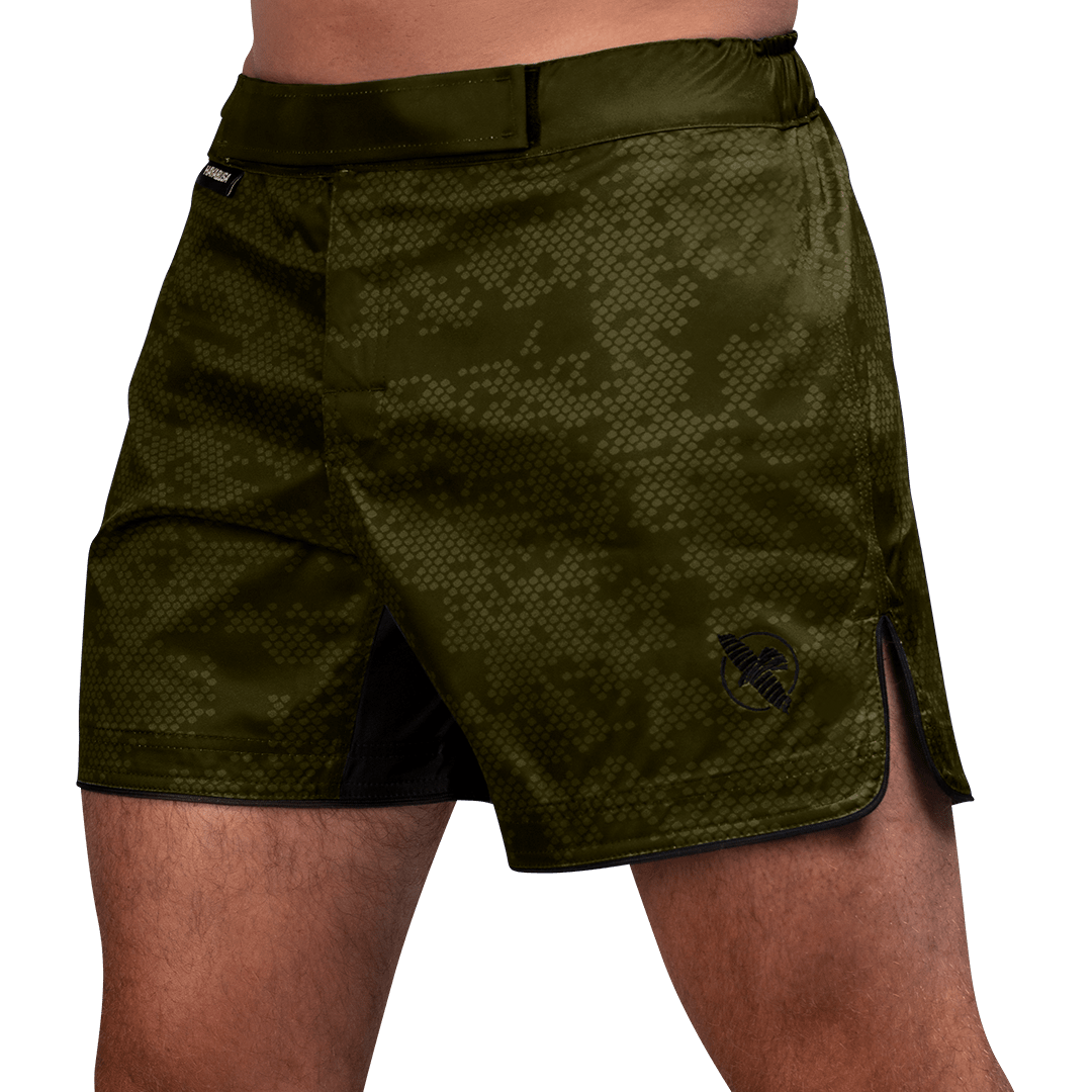 Vorderansicht der grünen Hayabusa Hex Mid-Thigh MMA-Shorts aus hochfestem, reißfestem Stoff