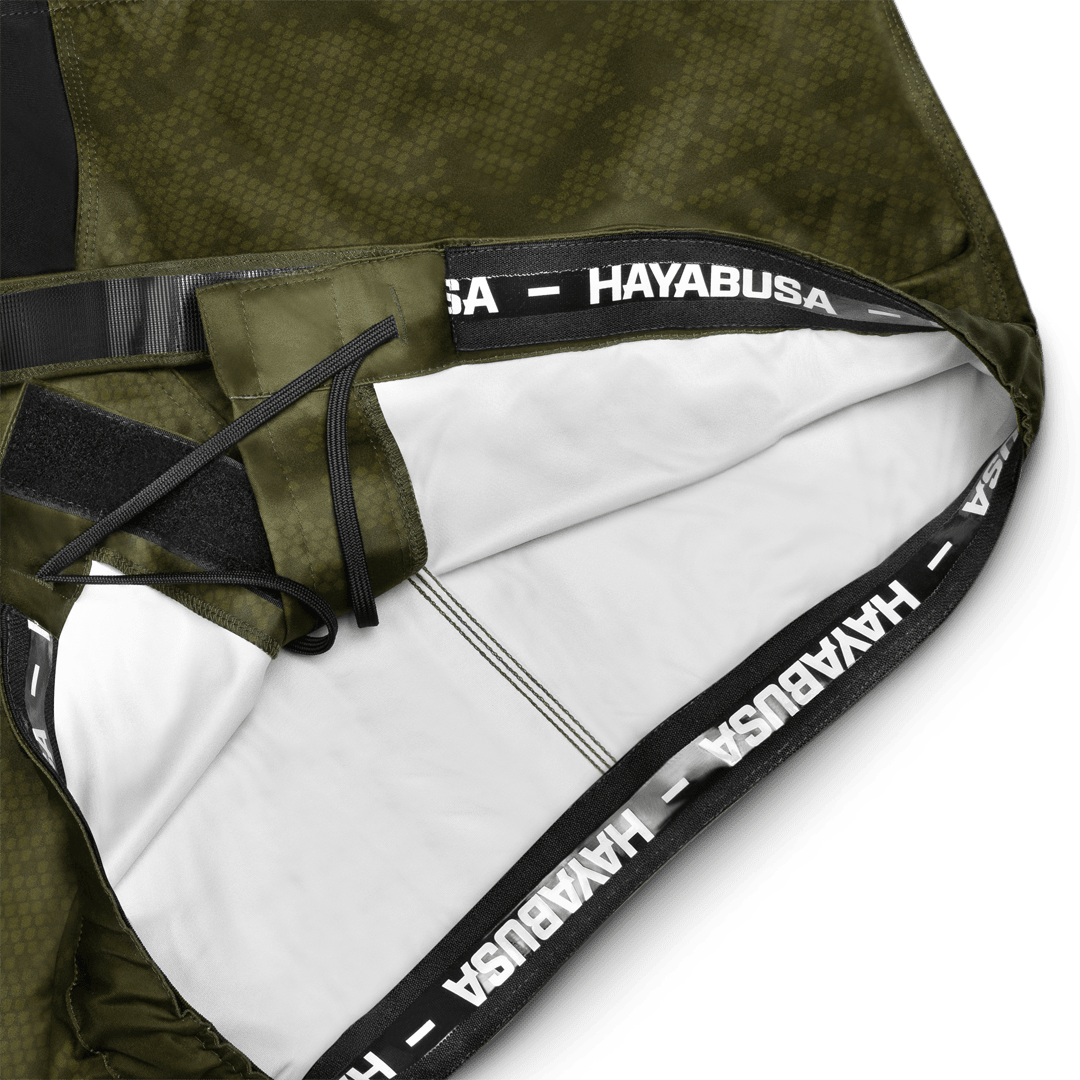 Nahaufnahme des Innenverschlusses der grünen Hex-Shorts mit Schnürsenkel und Silikongriff