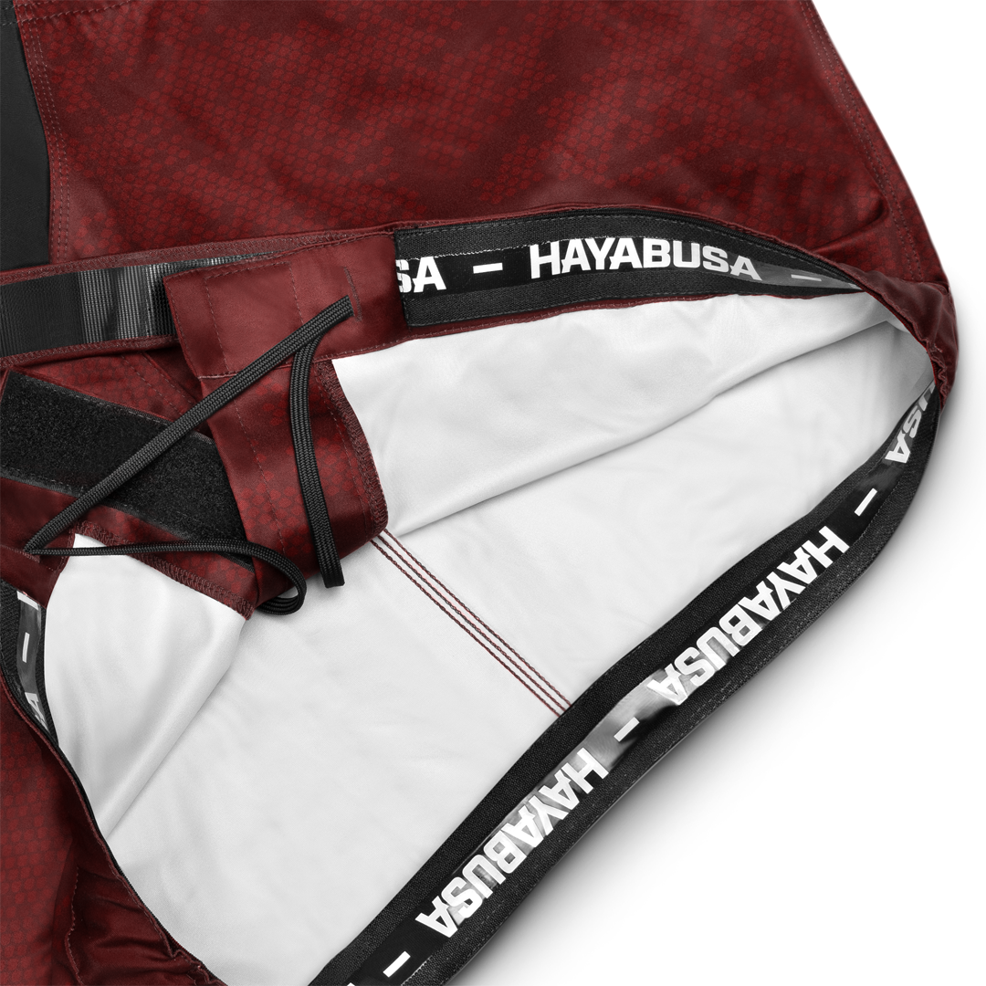 Dettaglio ravvicinato della chiusura interlocking e del grip interno sui pantaloncini bordeaux