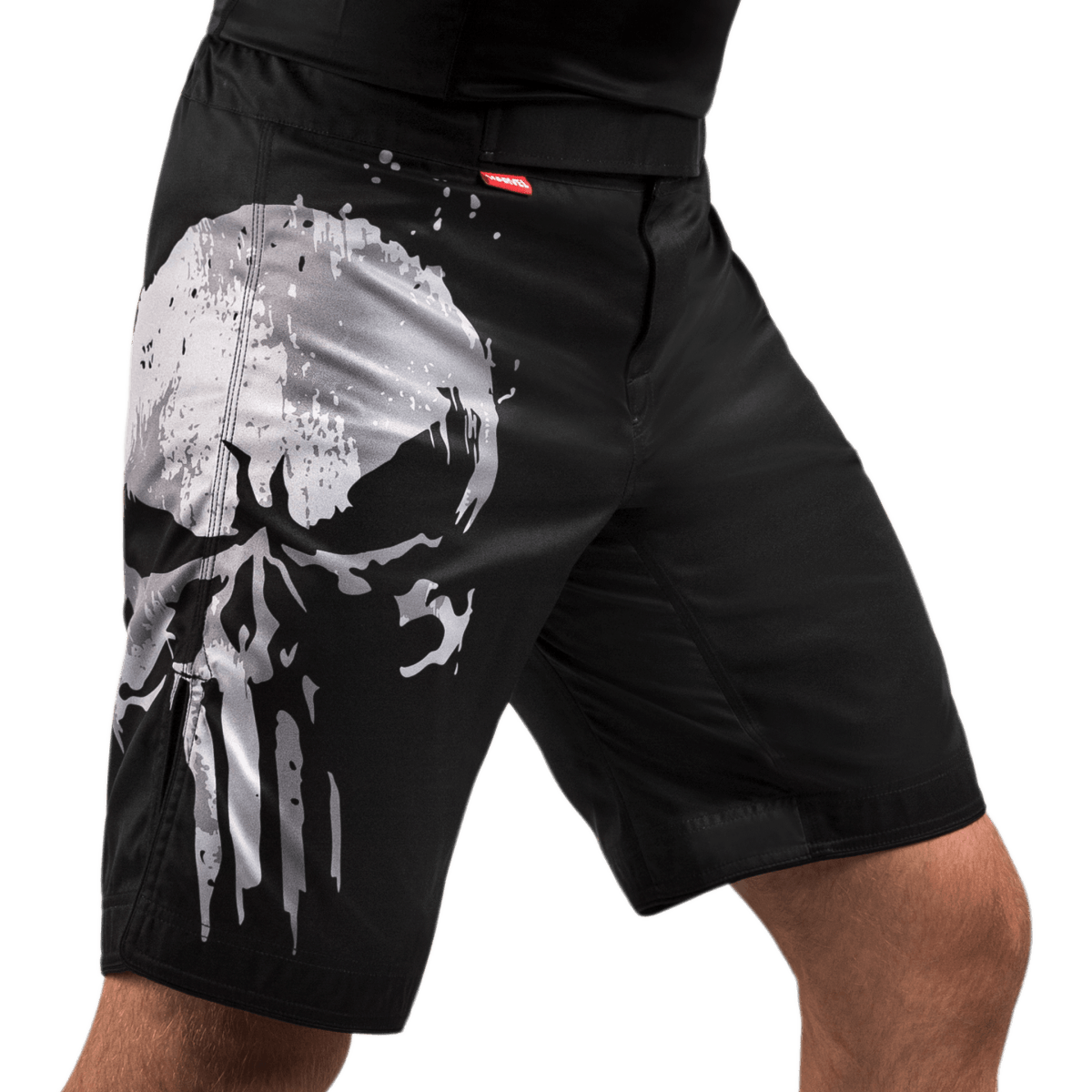 Atlet yang mengenakan Celana Pendek MMA Hayabusa Marvel Punisher, tampak depan menunjukkan potongan ergonomis dan perlengkapan tempur