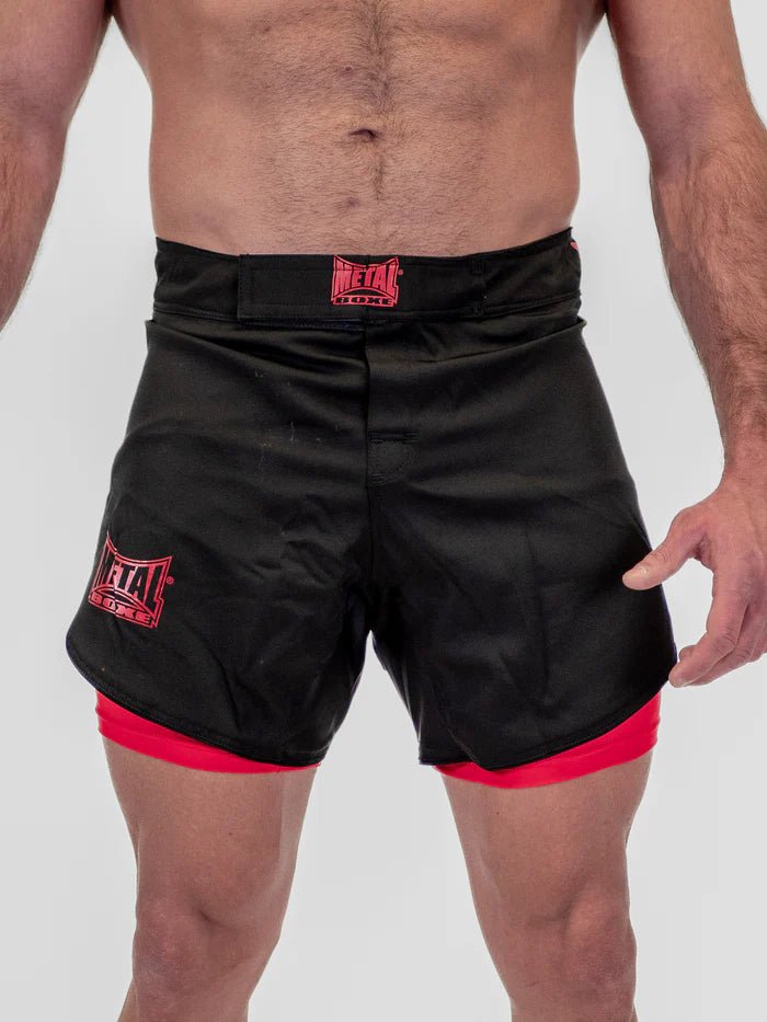 Vue de face Short MMA Metal Boxing Dual noir rouge avec insert Lycra