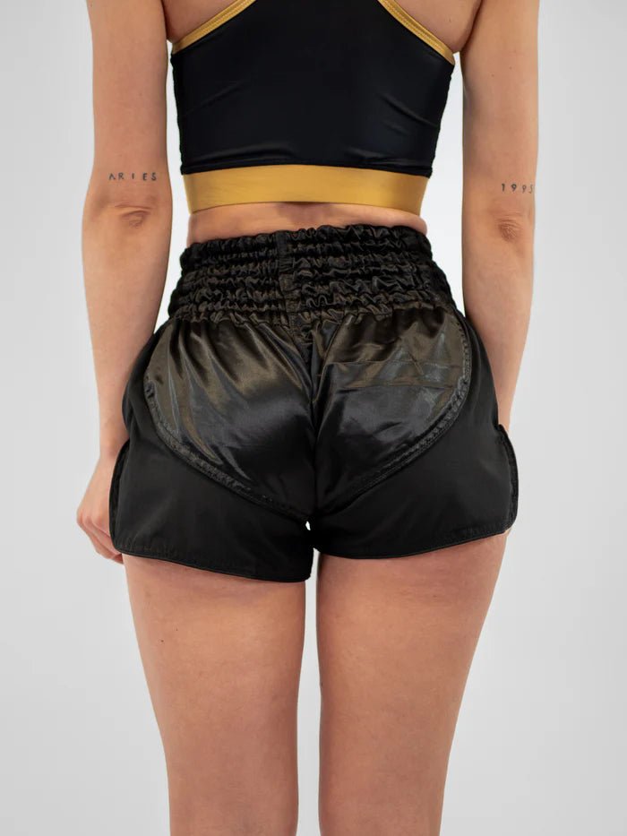 Rückansicht Damen Kickboxshorts Metal Boxing Lumpinee schwarz ergonomischer Schnitt
