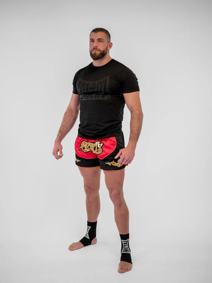 Detail der Seitenschlitze und Stickereien der roten Lumpinee Metal Boxing Herren-Thai-Shorts