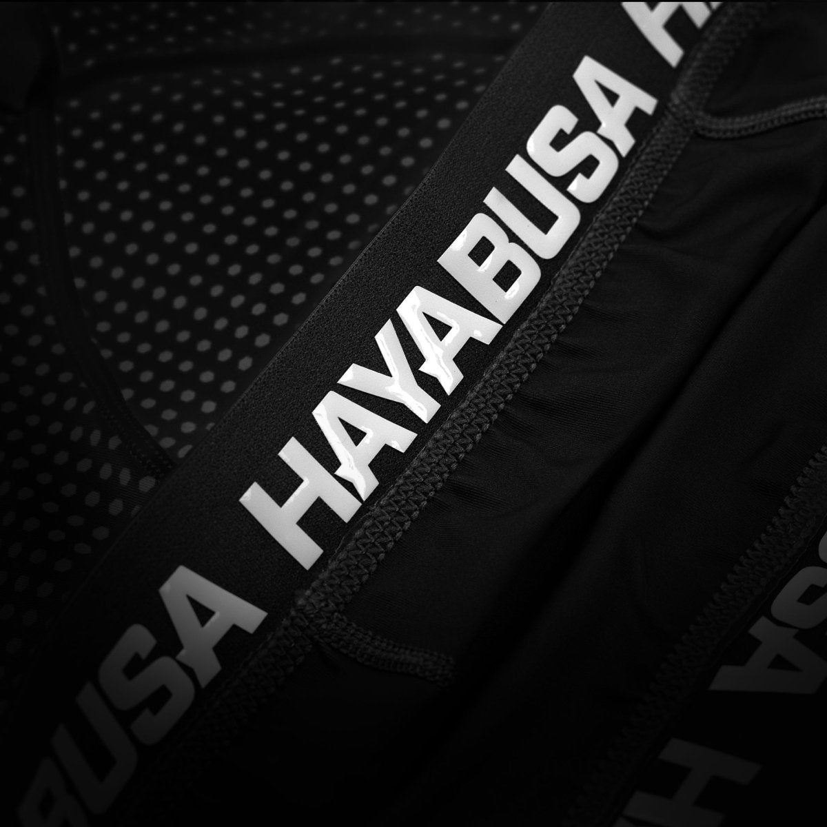 Détail du logo Hayabusa et écriture sur la jambe du short noir Vale Tudo
