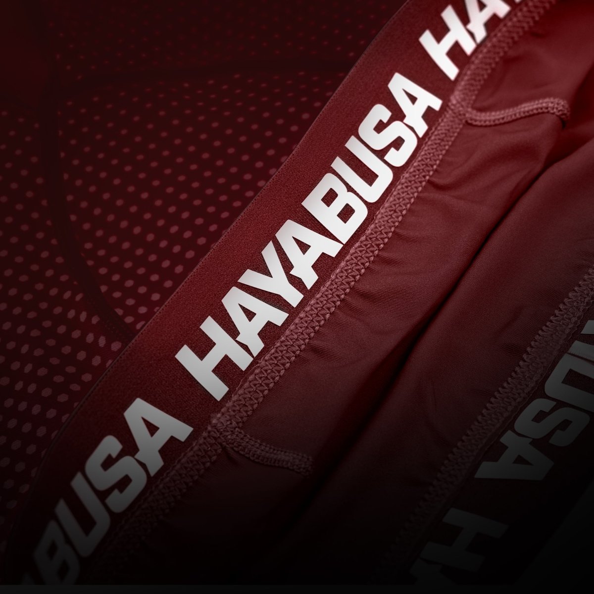 Détail du branding Hayabusa imprimé sur le short rouge Vale Tudo