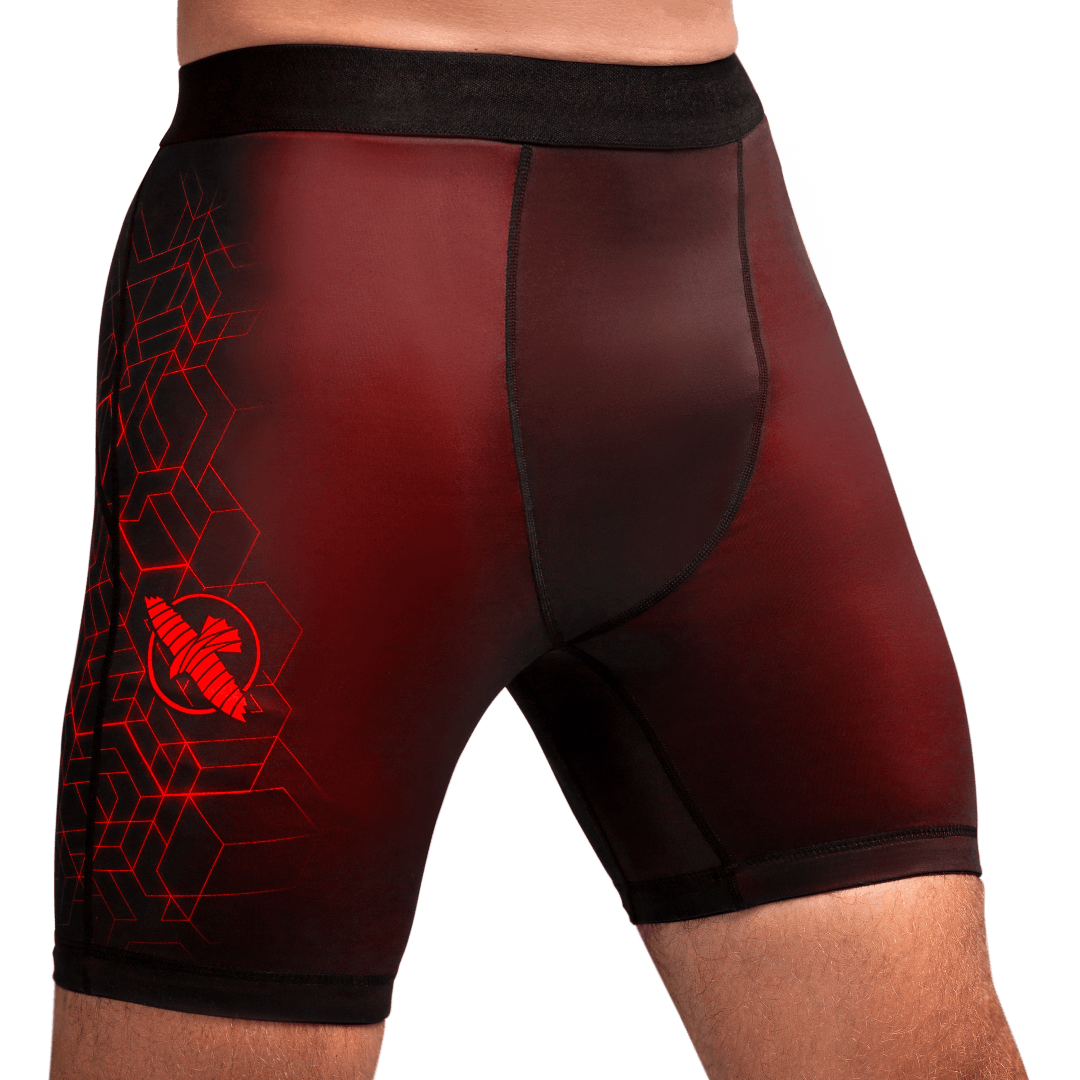 Vista frontale dei pantaloncini Vale Tudo Hayabusa Geo rossi, shorts a compressione con design geometrico